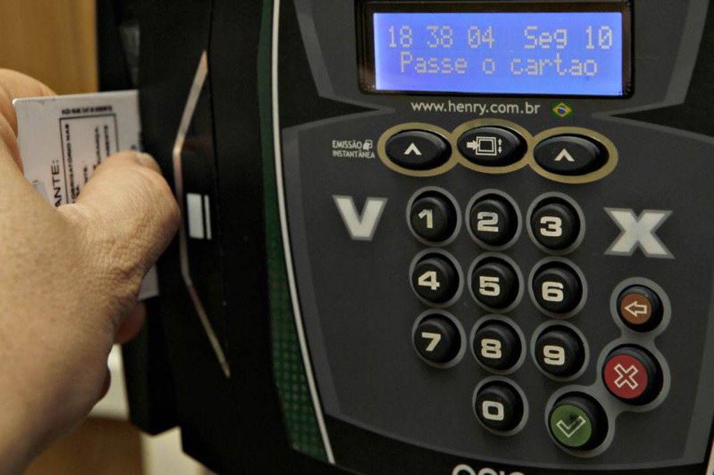 Pedir para colega marcar o ponto justifica demissão por justa causa