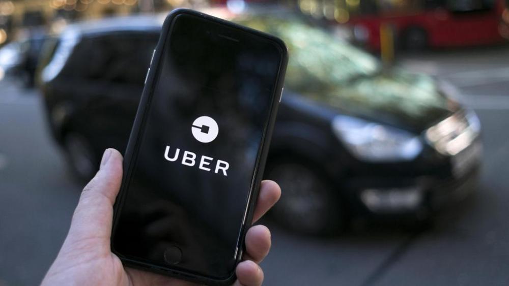 Justiça de MG condena Uber a indenizar passageiro furtado durante viagem